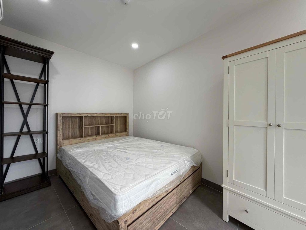 - Right where Thảo Điền is - super pretty - cool - full interior