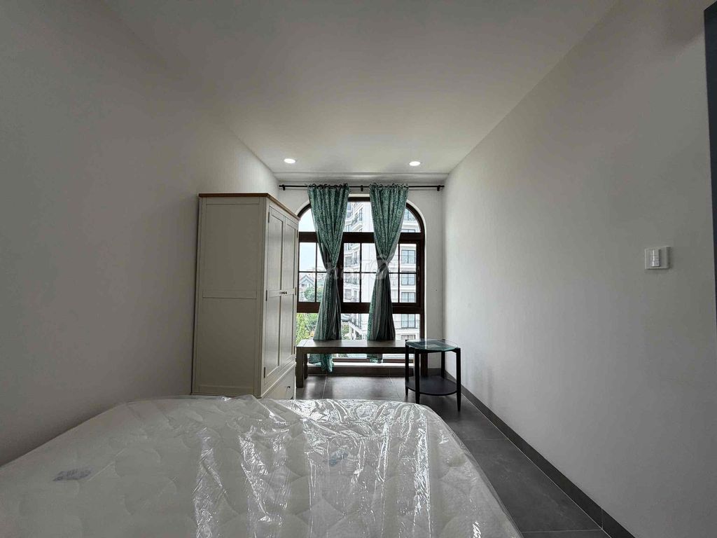 - Right where Thảo Điền is - super pretty - cool - full interior