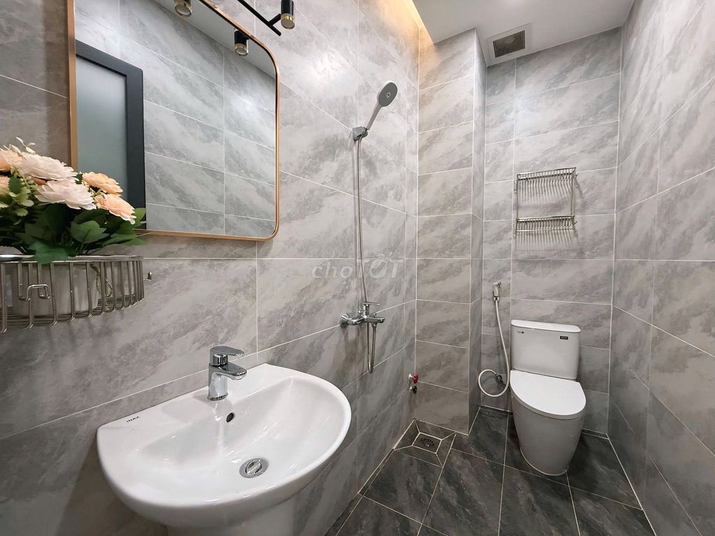 The balcony apartment is 30 M2 full of furniture right through the culture of the lotus shower, the University of Pink