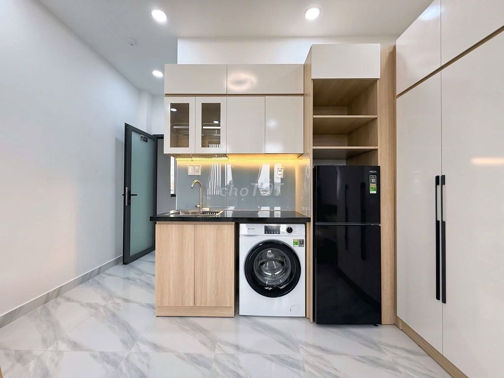 The balcony apartment is 30 M2 full of furniture right through the culture of the lotus shower, the University of Pink