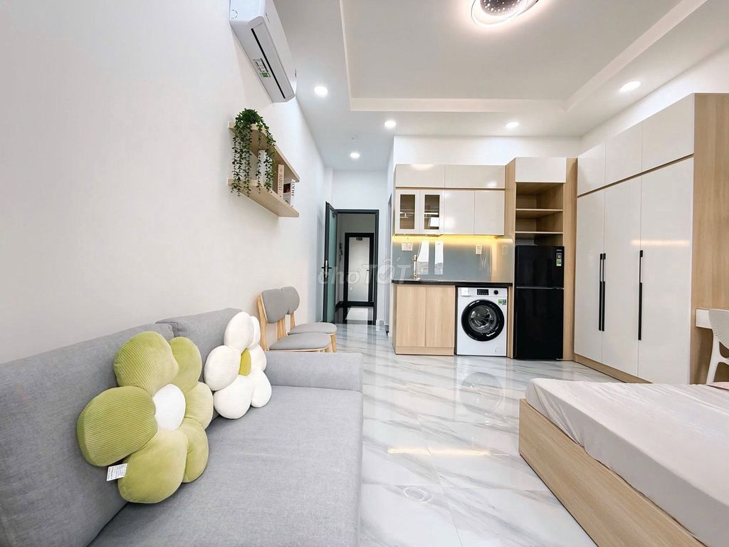 The balcony apartment is 30 M2 full of furniture right through the culture of the lotus shower, the University of Pink