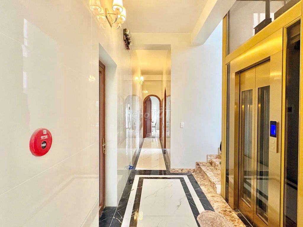 The fancy studio is on Số 339 Street.