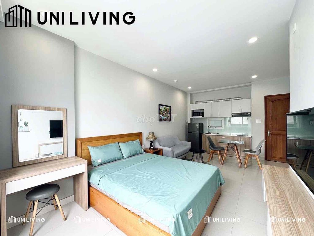The 40-foot super Bình Thạnh apartment near the market. Mrs. Clll, go to District 1 3.