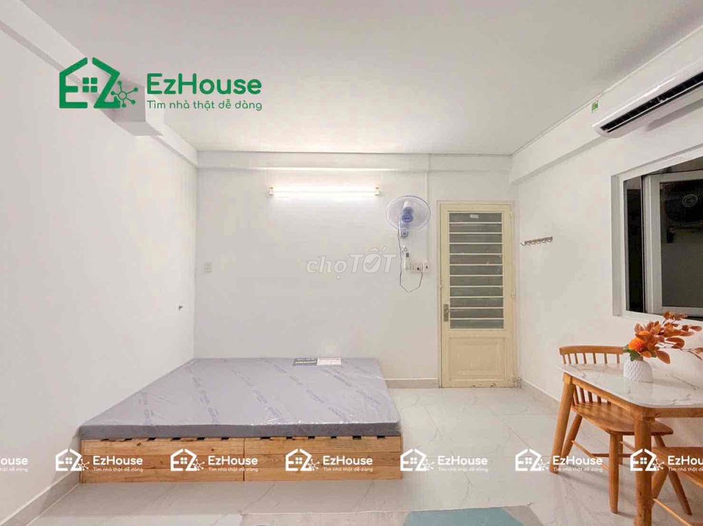 We'll rent a studio for the super-beautiful -- elevator, brand new Tân Sơn Nhì.