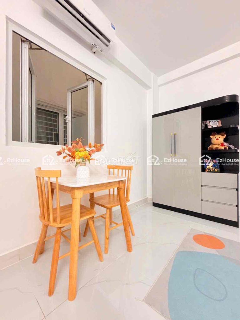 We'll rent a studio for the super-beautiful -- elevator, brand new Tân Sơn Nhì.