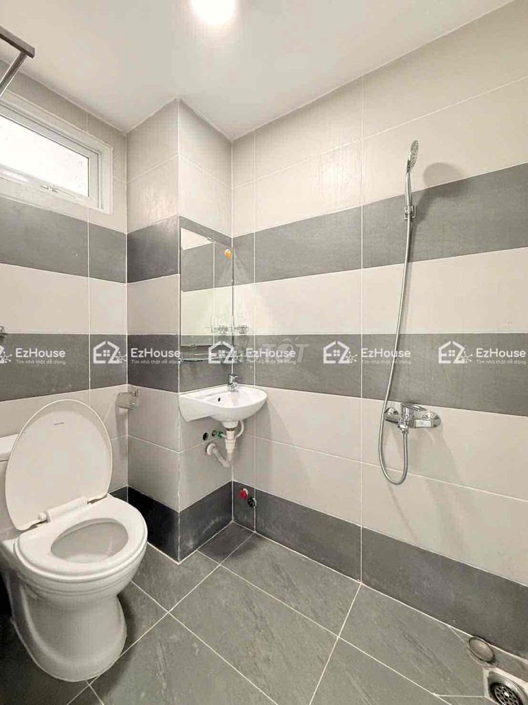 We'll rent a studio for the super-beautiful -- elevator, brand new Tân Sơn Nhì.