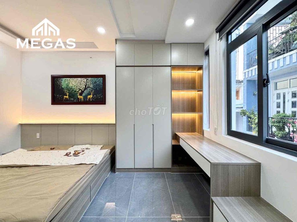 The entire apartment is a good price right here in town plus the airport - the K300 airport.