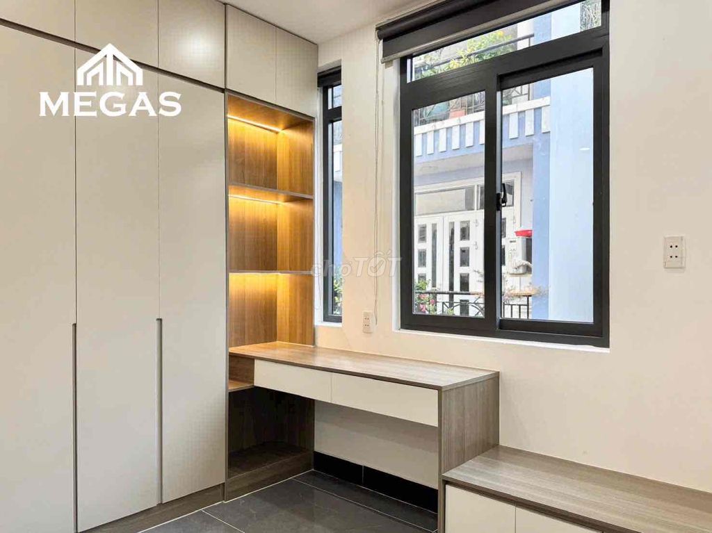 The entire apartment is a good price right here in town plus the airport - the K300 airport.
