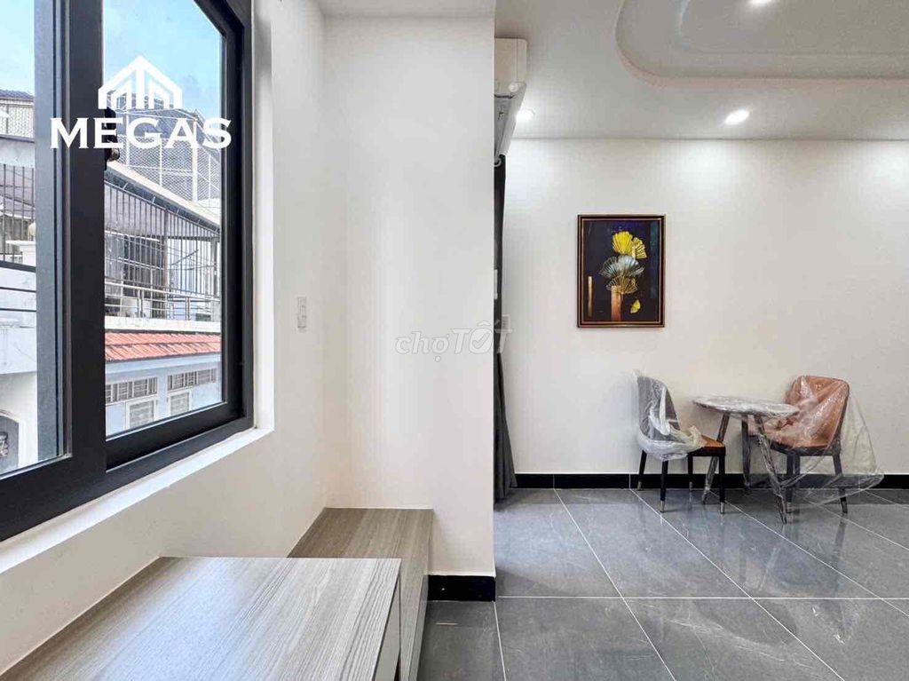 The entire apartment is a good price right here in town plus the airport - the K300 airport.