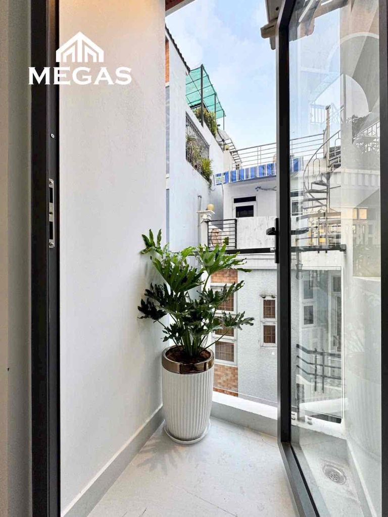 The entire apartment is a good price right here in town plus the airport - the K300 airport.