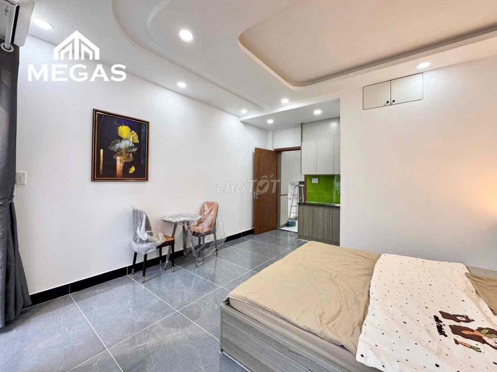 The entire apartment is a good price right here in town plus the airport - the K300 airport.