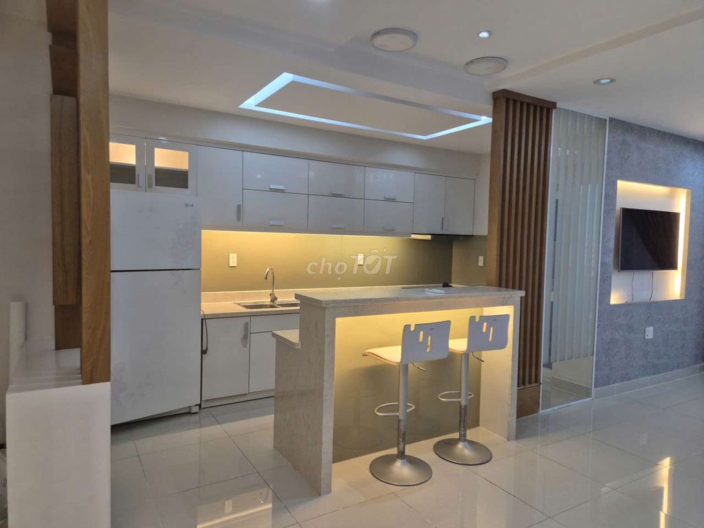 Let's put Riverpofum 1, Funky, District 7, area 130 meters, 3 bedrooms. 2 toilets.