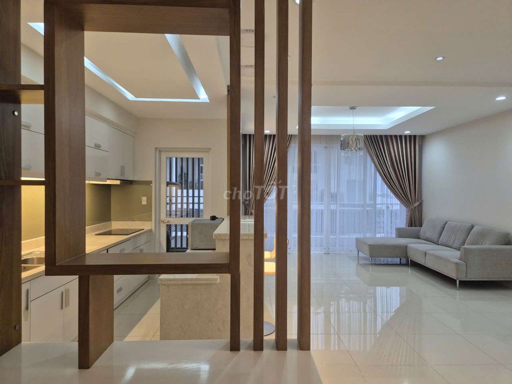 Let's put Riverpofum 1, Funky, District 7, area 130 meters, 3 bedrooms. 2 toilets.
