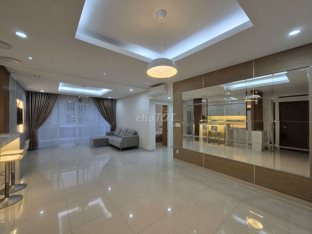 Let's put Riverpofum 1, Funky, District 7, area 130 meters, 3 bedrooms. 2 toilets.