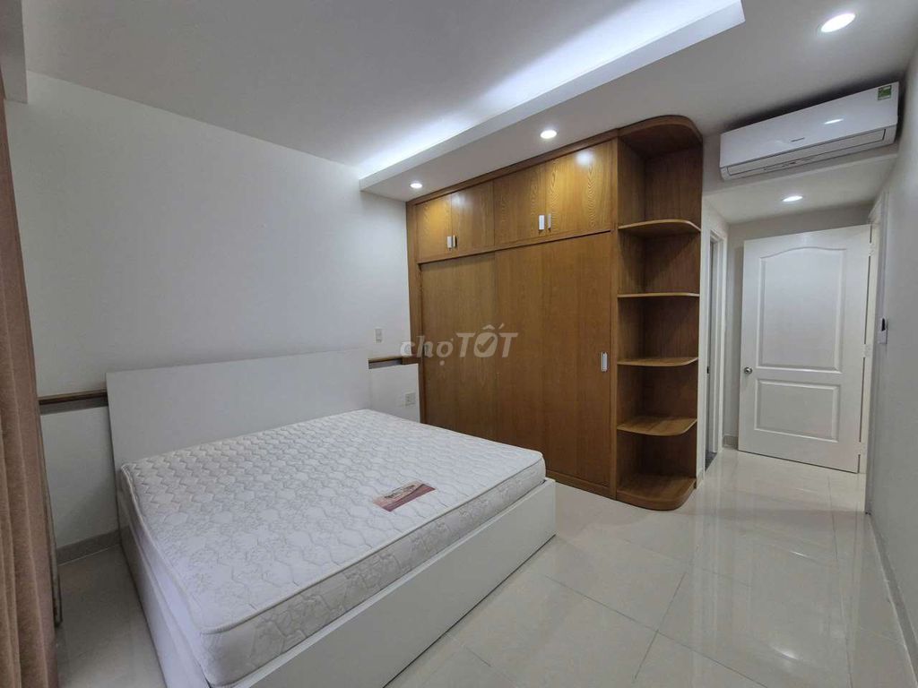 Let's put Riverpofum 1, Funky, District 7, area 130 meters, 3 bedrooms. 2 toilets.