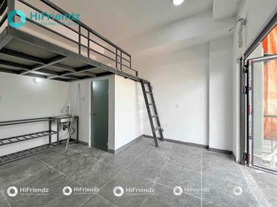 Rent a new, 100 percent cool balcony in the center.