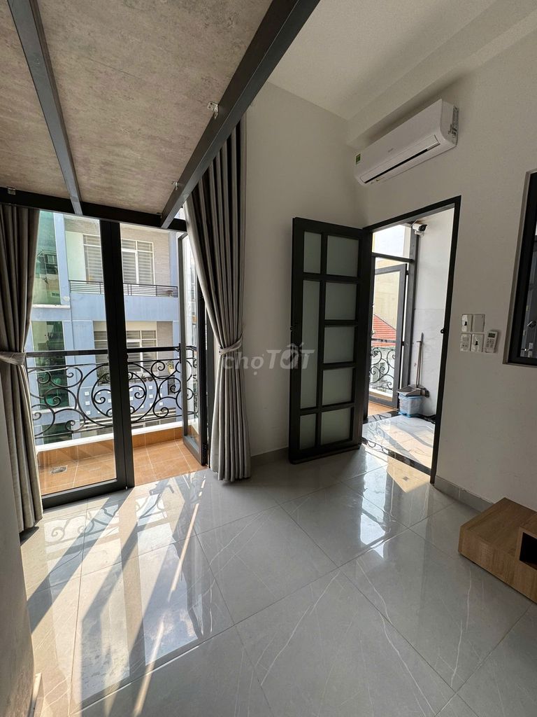 super balcony full clear window contents Phan Đăng Lưu Phú Nhuận elevator