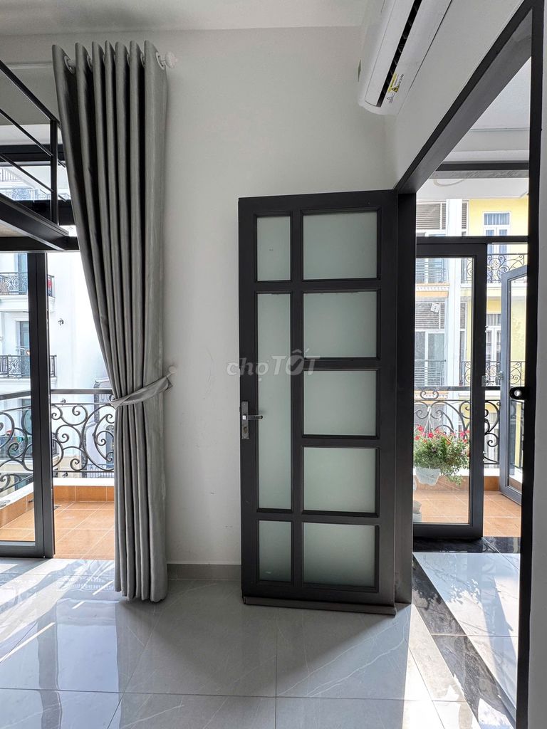 super balcony full clear window contents Phan Đăng Lưu Phú Nhuận elevator