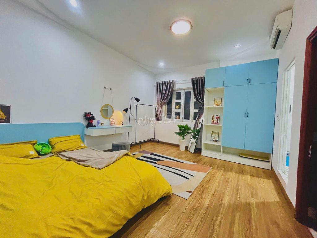 Very rare. 1-- studio 55 M2, private kitchen-- 9 million a month!