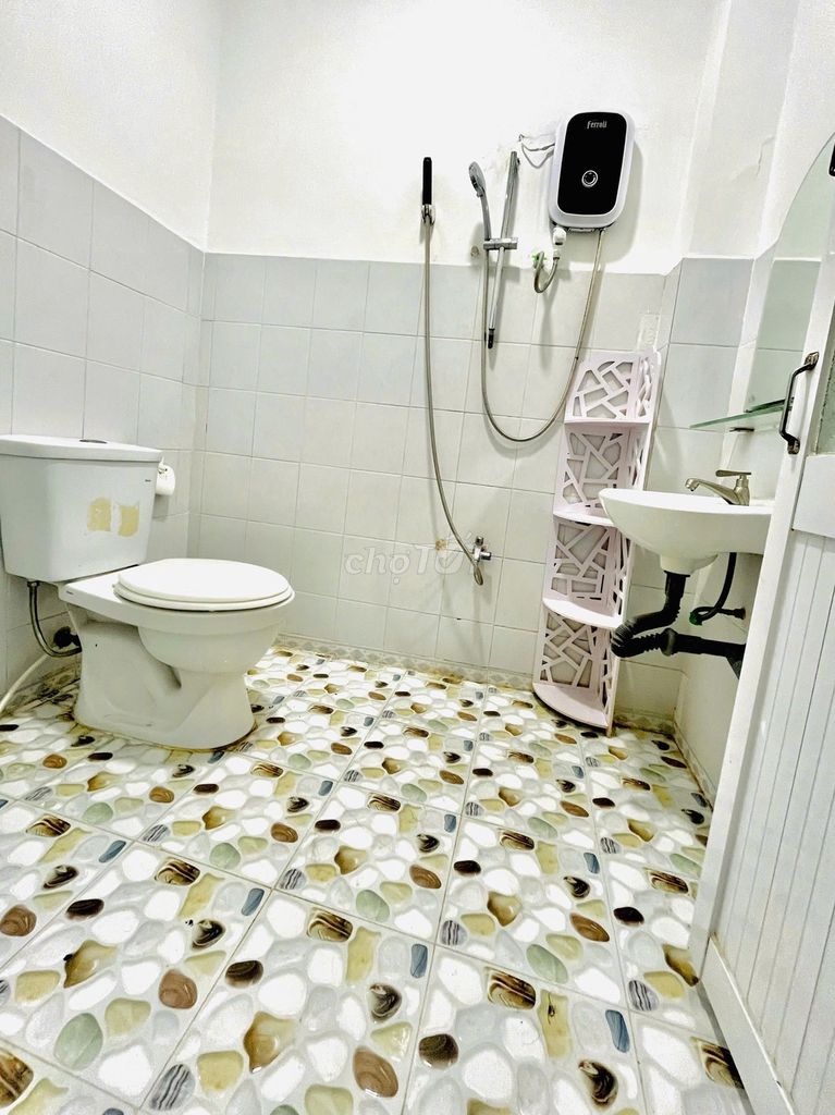 Very rare. 1-- studio 55 M2, private kitchen-- 9 million a month!