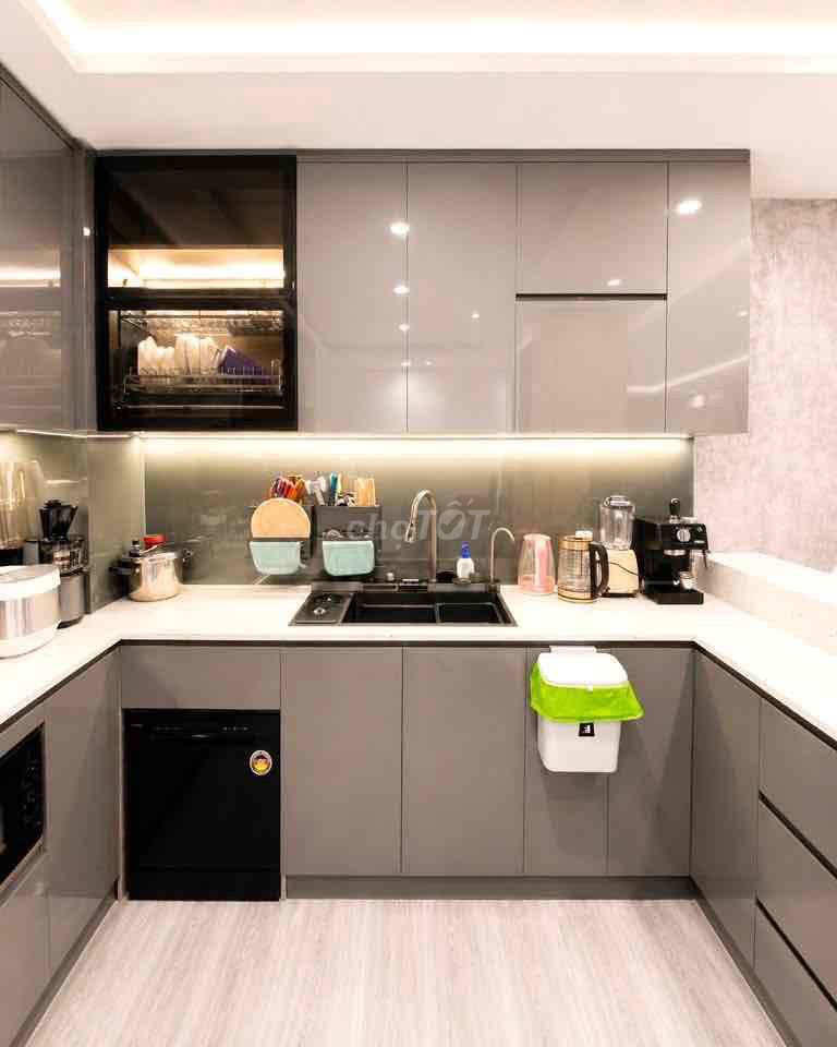 Rent apartment three bedrooms, 129 m2 at Sky Center, full interior 25 million a month.