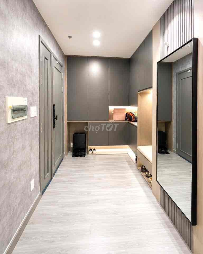 Rent apartment three bedrooms, 129 m2 at Sky Center, full interior 25 million a month.