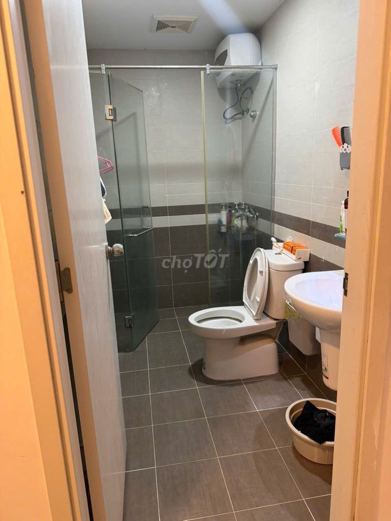 The house is empty. Two rooms. Two toilets. 73 M2.