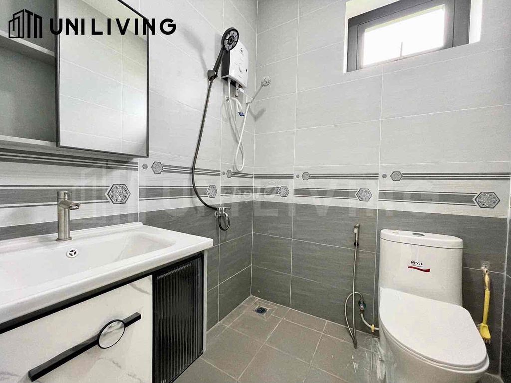 District 2 rents 10 P service apartment over sala, full interior.