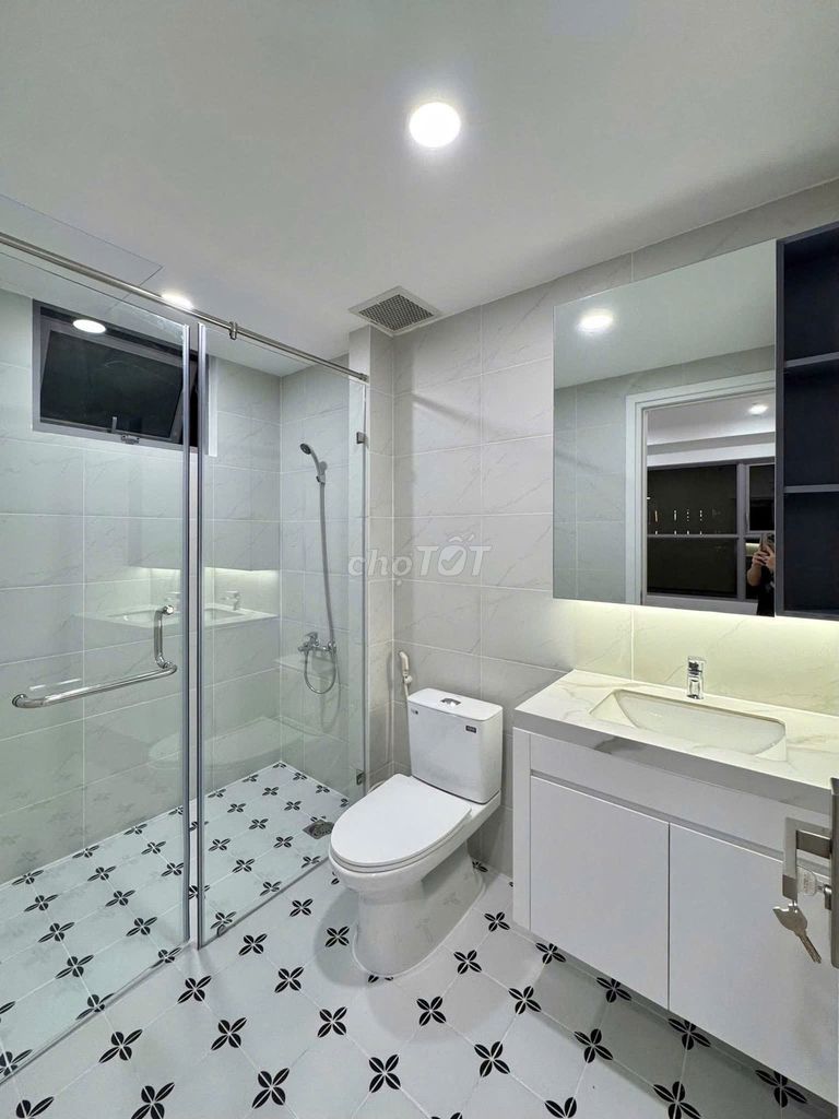 Rent Celesta Rise-- apartment has 22 million a month's garden yard.