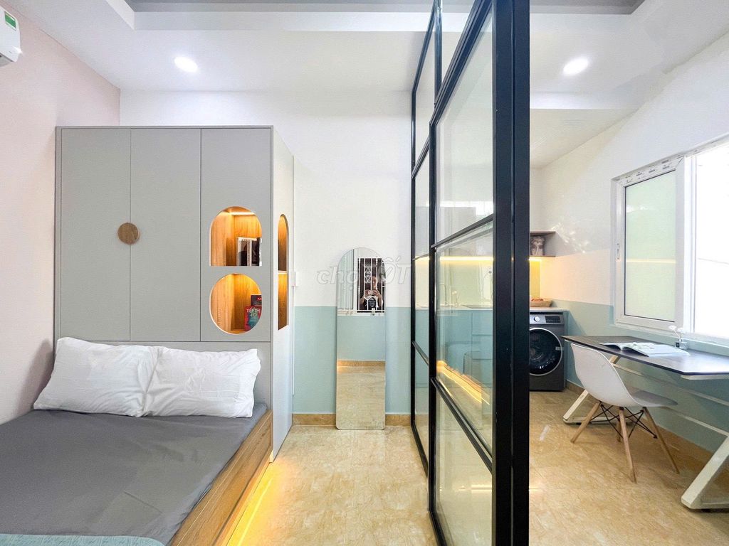 The kitchen apartment separates the washing machine, the elevator window, the baby's door.