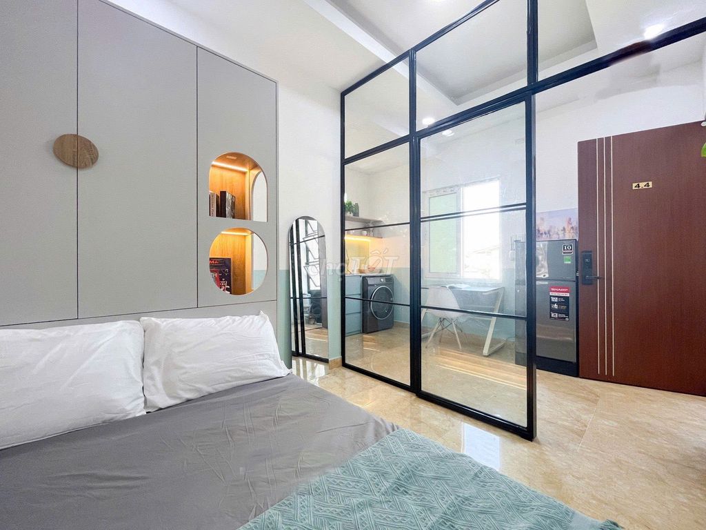 The kitchen apartment separates the washing machine, the elevator window, the baby's door.