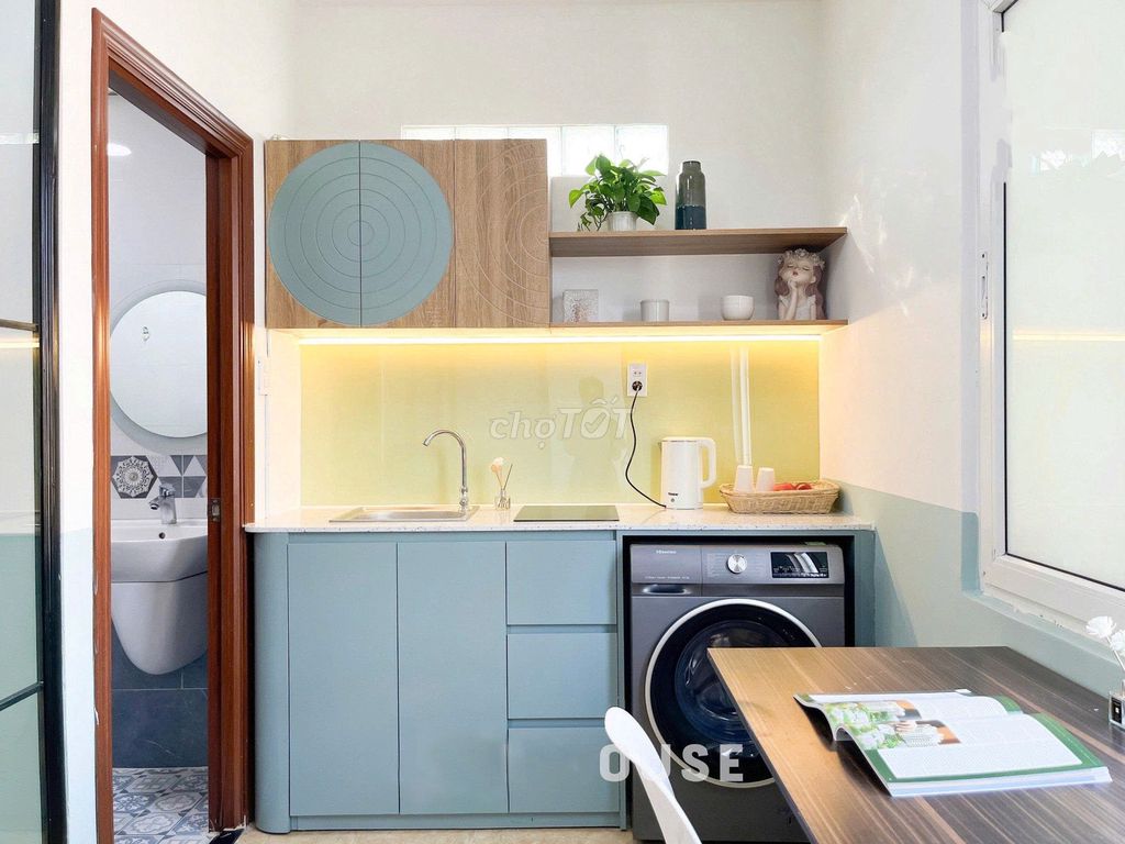 The kitchen apartment separates the washing machine, the elevator window, the baby's door.