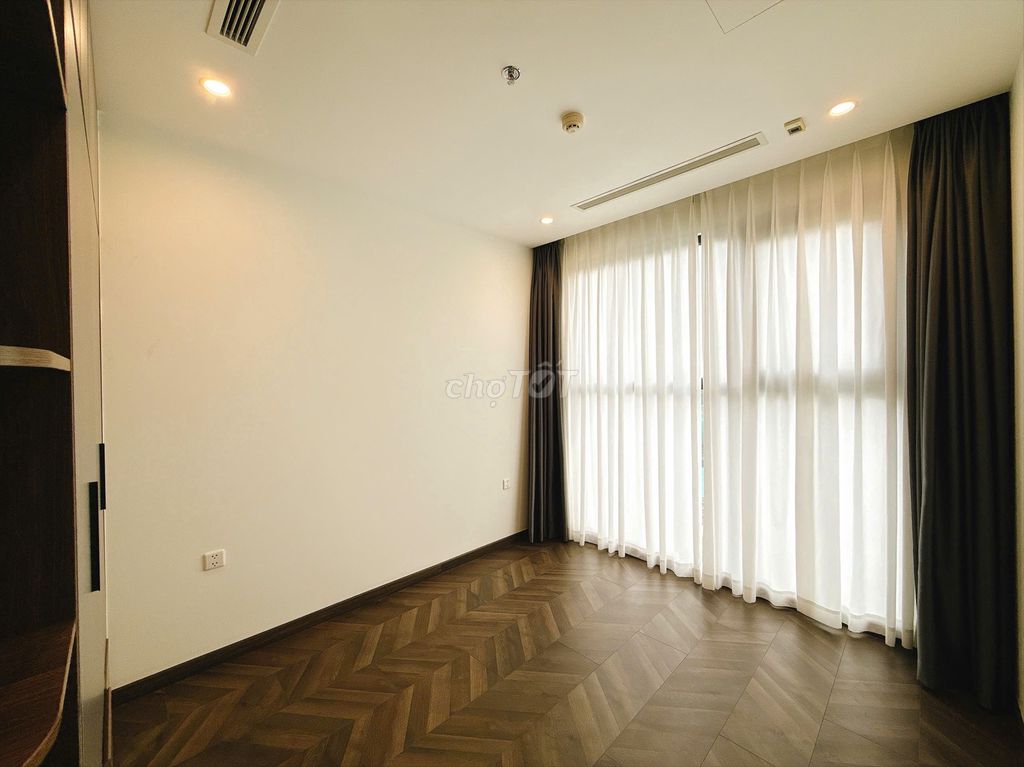 Rent two basic interior rooms - the forestly Laomes grand park