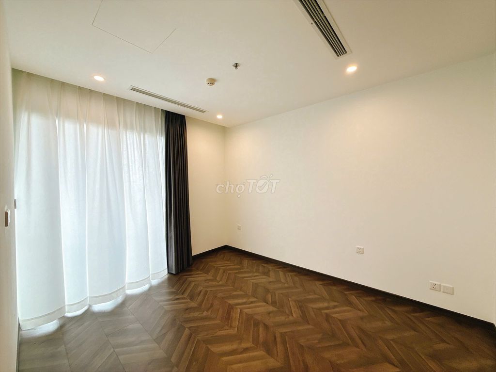 Rent two basic interior rooms - the forestly Laomes grand park