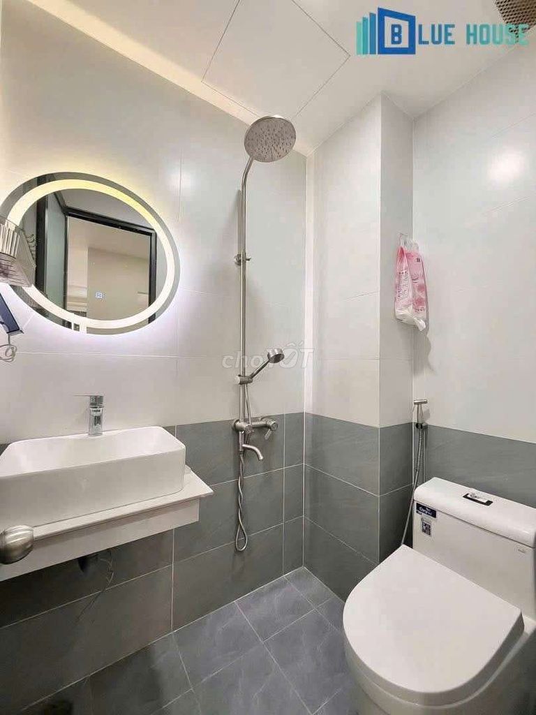 The mini apartment just built a full kitchen cup in the shower, lotte.