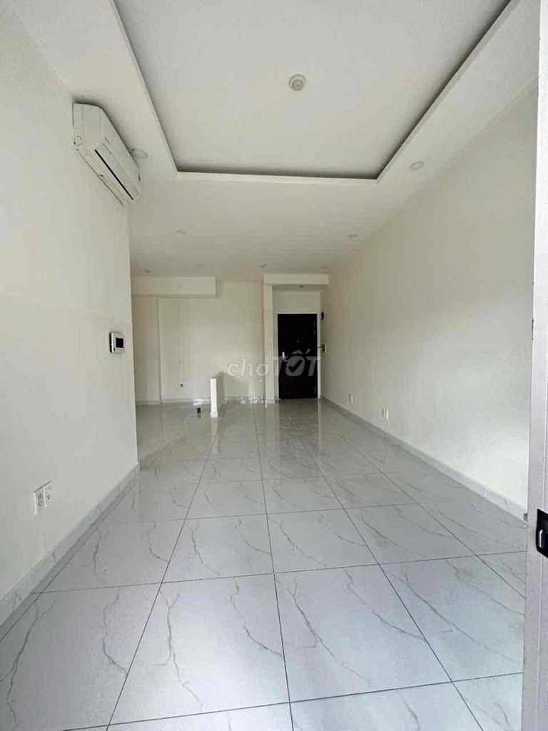 Orchard Parkview building. One bedroom. It's near Tan Son Nhut