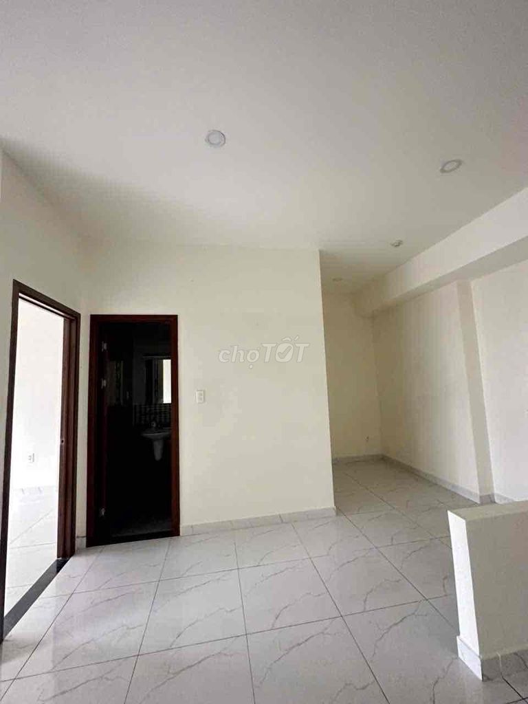 Orchard Parkview building. One bedroom. It's near Tan Son Nhut