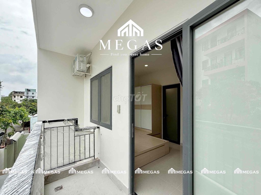 Opened with a balcony-wide studio.