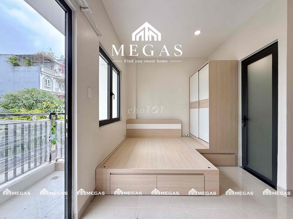 Opened with a balcony-wide studio.
