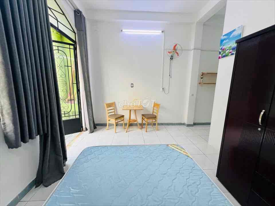 Bình Thạnh 01 apartment has its own balcony - clear light, very easy to find