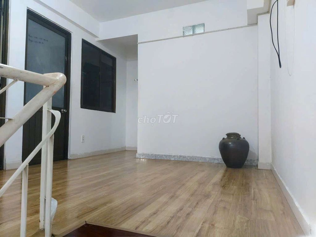3 bedrooms, full furniture, free parking cars.