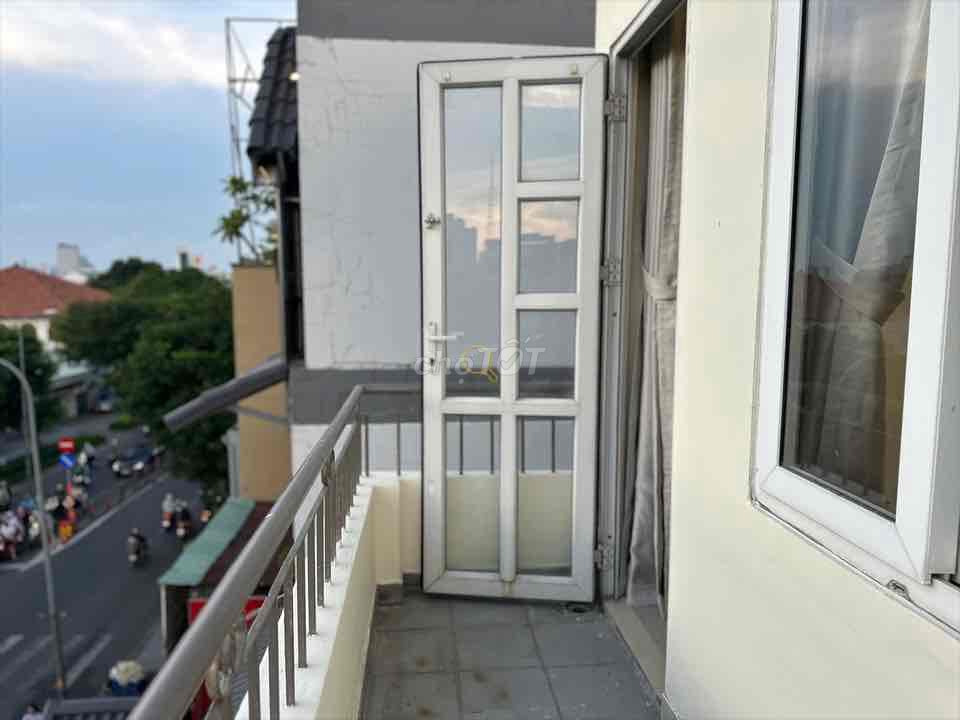 A balcony kitchen in the blue shop.