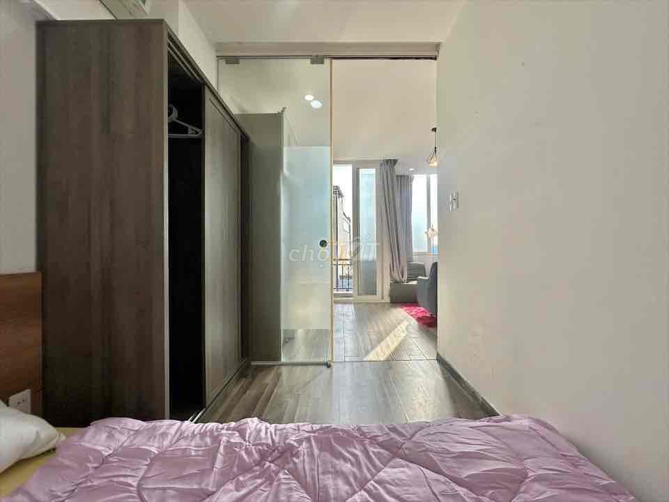 One bedroom right here, Lê Văn Sỹ - tone white light - suntaning band.
