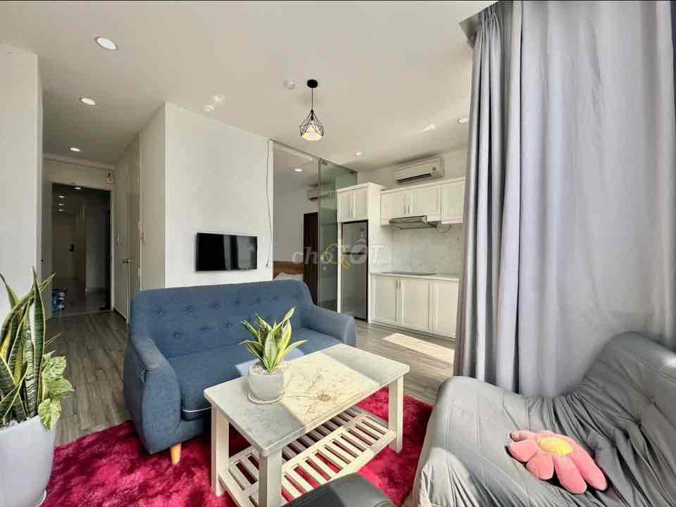One bedroom right here, Lê Văn Sỹ - tone white light - suntaning band.