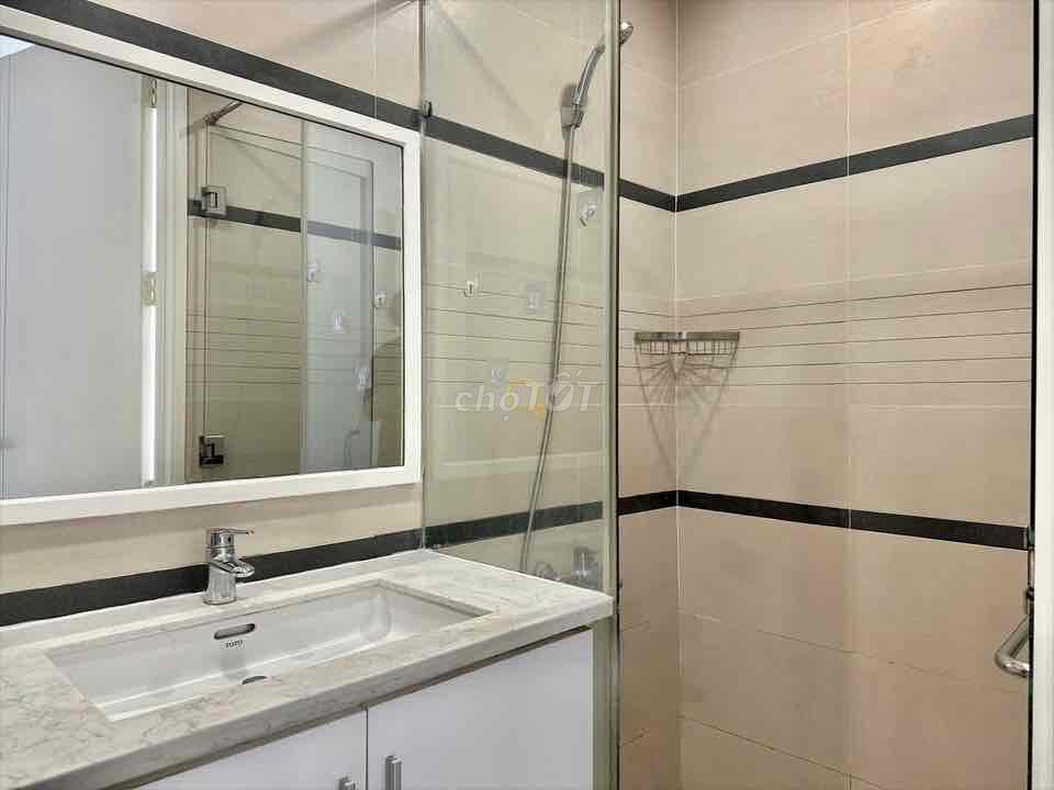 One bedroom right here, Lê Văn Sỹ - tone white light - suntaning band.