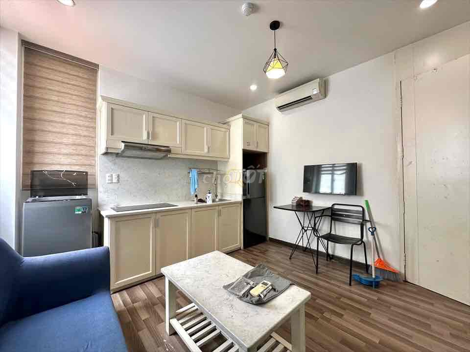 One bedroom right here, Lê Văn Sỹ - tone white light - suntaning band.