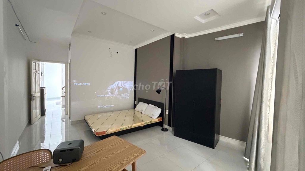 Rent a service apartment with elevators, open balcony.