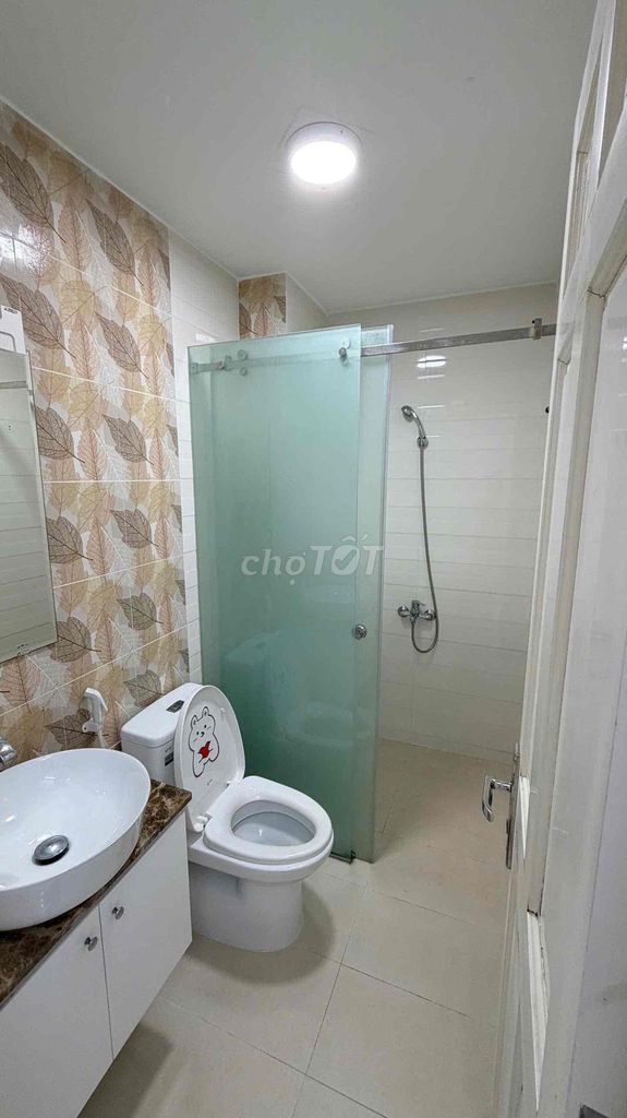 Rent a service apartment with elevators, open balcony.