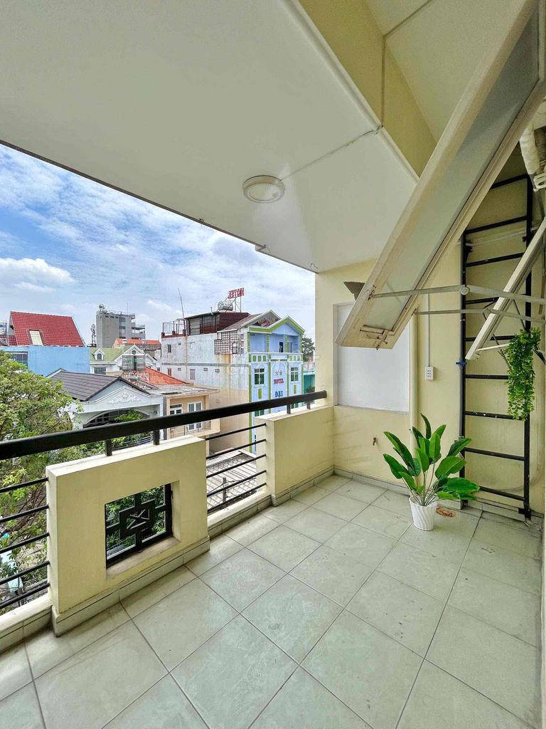 Large balcony studio
