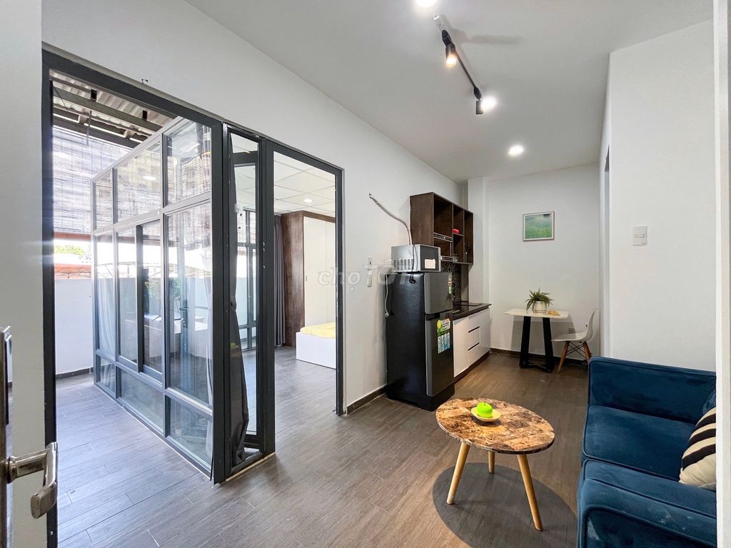 It's the owner who rents a Nguyễn Trãi bedroom, the city market, the hospital, the street.